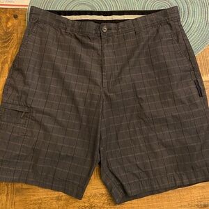 Greg Norman Five Iron. Cotten & polyester men’s golf shorts size 38. Grey EUC